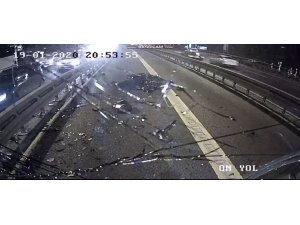 Metrobüsle motosikletin çarpıştığı anlar kamerada