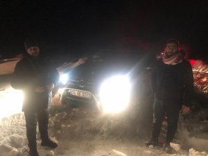 Karda mahsur kalan 4 Suriyeli’yi jandarma ve itfaiye ekipleri kurtardı