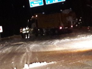 Kar küreme aracı kaza yaptı, yol bir süre trafiğe kapandı