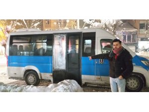 Servis minibüsünün camını kırarak 300 TL çaldılar