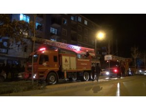 Apartmanda çıkan yangında 3 kişi dumandan etkilendi