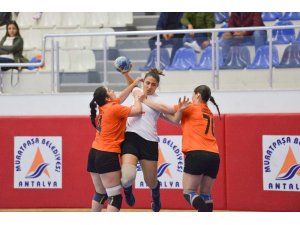 Kadın hentbol takımı haftayı galip bitirdi