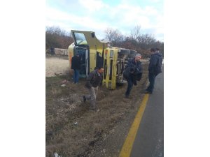 Seyir halindeki kamyon devrildi; sürücü yaralandı