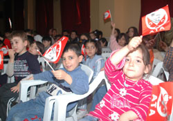 Bayramlarını, yaşıtlarıyla kutladıla