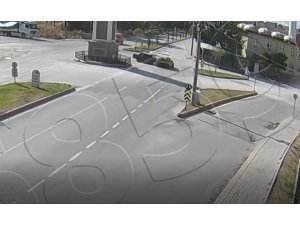 Kütahya’da 2 otomobilin çarpıştığı trafik kazası kamerada