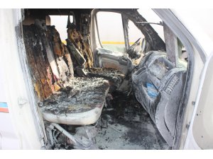 Adana'da seyir halindeyken alev alan yolcu minibüsü kullanılamaz hale geldi