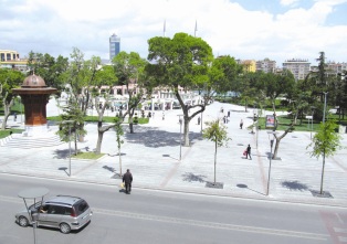 Önü ŞAHANE arkası VİRANE