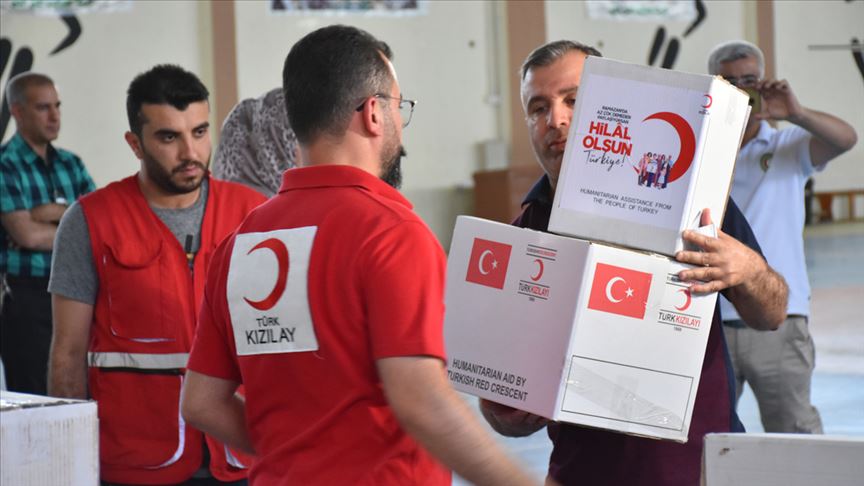 Türk Kızılay Kerkük'teki iç göçmenlere gıda yardımı yaptı