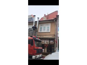 Çatıda mahsur kalan kedinin imdadına itfaiye ekipleri yetişti