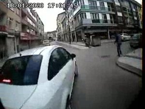 Kontrolsüz dönen otomobile halk otobüsü çarptı