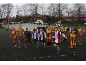 Rakip oyuncuları teselli ettiler, tribünlere koştular