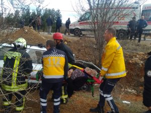 Denizli'de refüje devrilen otomobildeki iki kişiyi itfaiye kurtardı