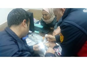 Parmağına sıkışan yüzük kesilerek çıkartıldı