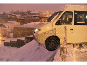Direksiyon başında kalp krizi geçirdi, minibüs tellere asılı kaldı
