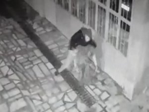 Annesini 15 yerinden bıçaklayıp polise teslim oldu