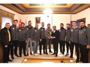 Belediye Başkanı Arı, şampiyon sporcuları kutladı