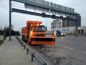 İstanbul’da kar küreme araçları yollara çıktı