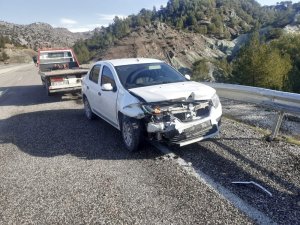 Otomobil bariyerlere çarptı