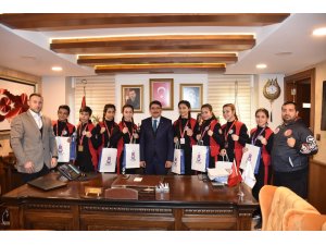 Başkan Çelik şampiyon sporcuları ağırladı