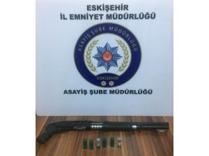 Şüpheli tavırlar sergileyen şahsın aracından pompalı tüfek çıktı