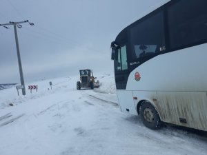Söğüt-Eskişehir karayolu ulaşıma kapandı, araçlar yolda mahsur kaldı