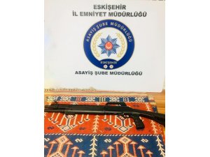 Kilime sarılı av tüfeği polisin gözünden kaçmadı