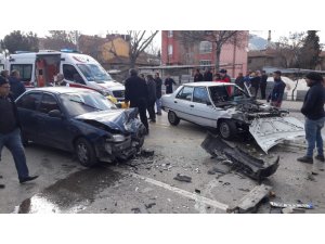 Isparta’da otomobiller kafa kafaya çarpıştı: 5 yaralı