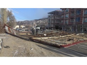 Şiddetli rüzgar 4 katlı binanın çatısını uçurdu