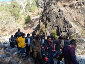 Kayalıklardan uçuruma düşen vatandaşı AFAD ekipleri kurtardı