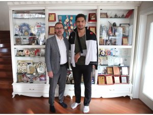 Bakan Kasapoğlu’dan Taha Akgül’e geçmiş olsun ziyareti