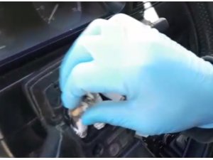 Otomobilin kornasından uyuşturucu çıktı