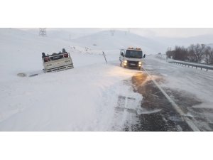 Kaygan yolda devrilen kamyonet ters döndü: 1 yaralı