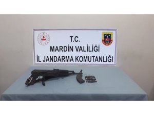Jandarma ekipleri taşların arasına gizlenmiş silah ele geçirdi