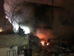 Başkent’te 2 katlı evde yangın çıktı: 4 yaralı