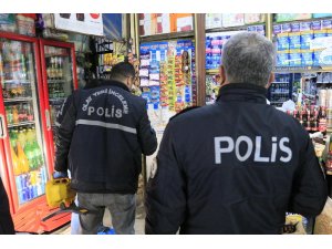 Tabancasıyla oynayan kişi kazara kendini vurdu