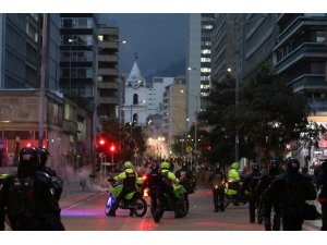 Kolombiya'da genel grev protestolarında göstericilerle polis çatıştı