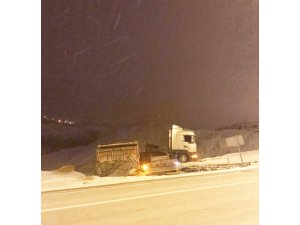 Sorgun’da karla kaplı yolda savrulan tır kameralara yansıdı