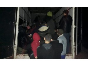 Çanakkale’de durdurulan kamyonetten 65 mülteci çıktı