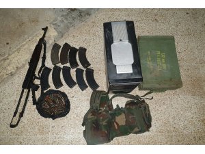 MSB: "Barış Pınarı bölgesindeki Tel Abyad’da eylem hazırlığında olan 4 PKK/YPG’li terörist, Kahraman Komandolarımızın düzenlediği operasyonlarla gizlendikleri evlerdeki silah ve mühimmatlarıyla birlikte sağ olarak ele g