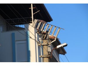 Bir merdiven hem mahalleyi elektriksiz bıraktı hem elektronik eşyaları yaktı