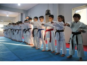 30 karateciden 27’si madalya kazanarak rakiplerine fark attı