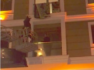 Polisin kumar baskınında panikledi, balkonda mahsur kaldı