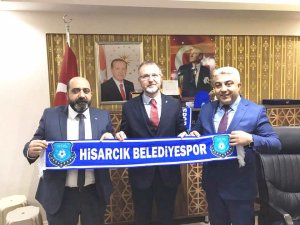 Hisarcık Belediyespor’un satışa sunduğu atkı ve bereler ilgi görüyor