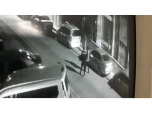 Demir misketle aracın camını kırıp çantayı çaldılar
