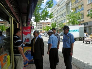 Kaldırımları işgal eden esnaf uyarıldı