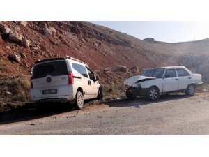 Siirt’te iki araç kafa kafaya çarpıştı: 5 yaralı