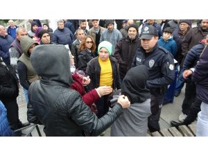 Yaşlı annesinin cüzdanını çaldığını öne sürdüğü kadını böyle yakaladı