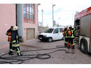 Balkonda çıkan yangını itfaiye ekipleri söndürdü