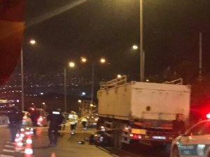 Kamyonun altında kalan motosikletli sürücü hayatını kaybetti