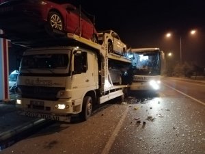 Uşak'ta yolcu otobüsü tıra çarptı: 16 yaralı